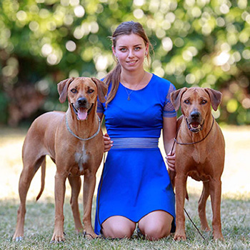 Ambassadrice Chanel Dericand et deux chiens